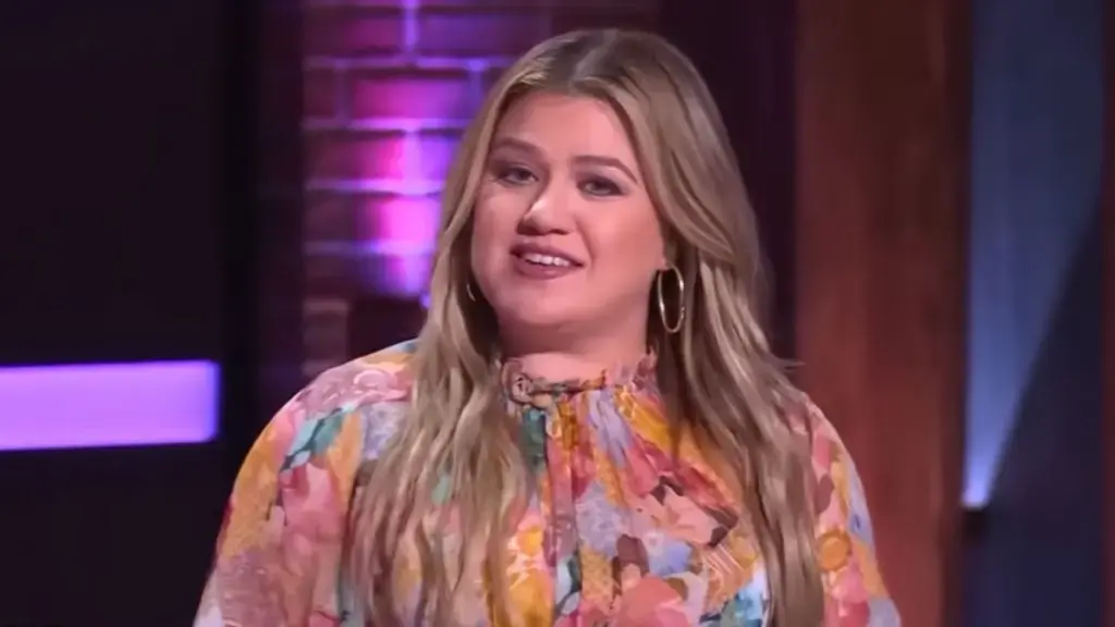 Kelly Clarkson's Wardrobe Mishap Becomes Comedy Gold