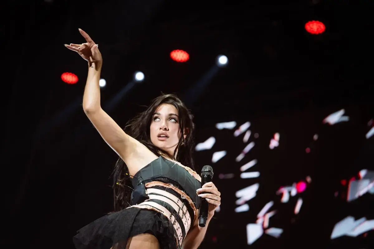 María Becerra Shines in Madrid Amidst World Cup Tensions and Wildfire Smoke