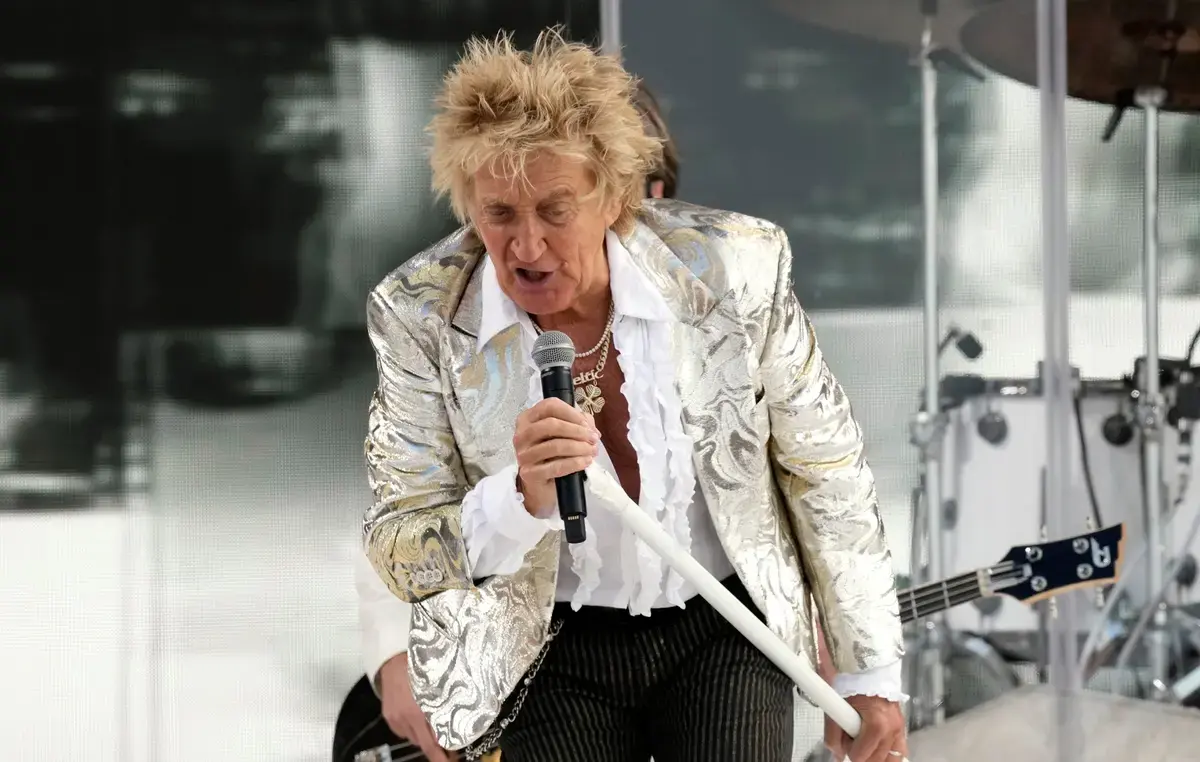 Rock Star Rod Stewart Nearly Faints on Stage