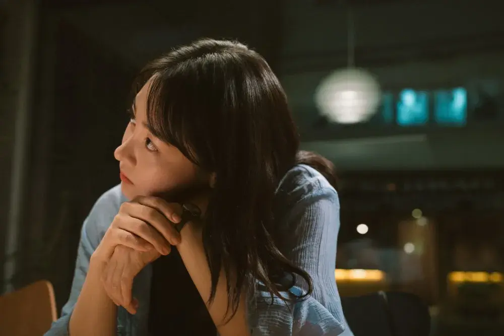 The Table: Day and Night – A Café Romance That Falls Flat